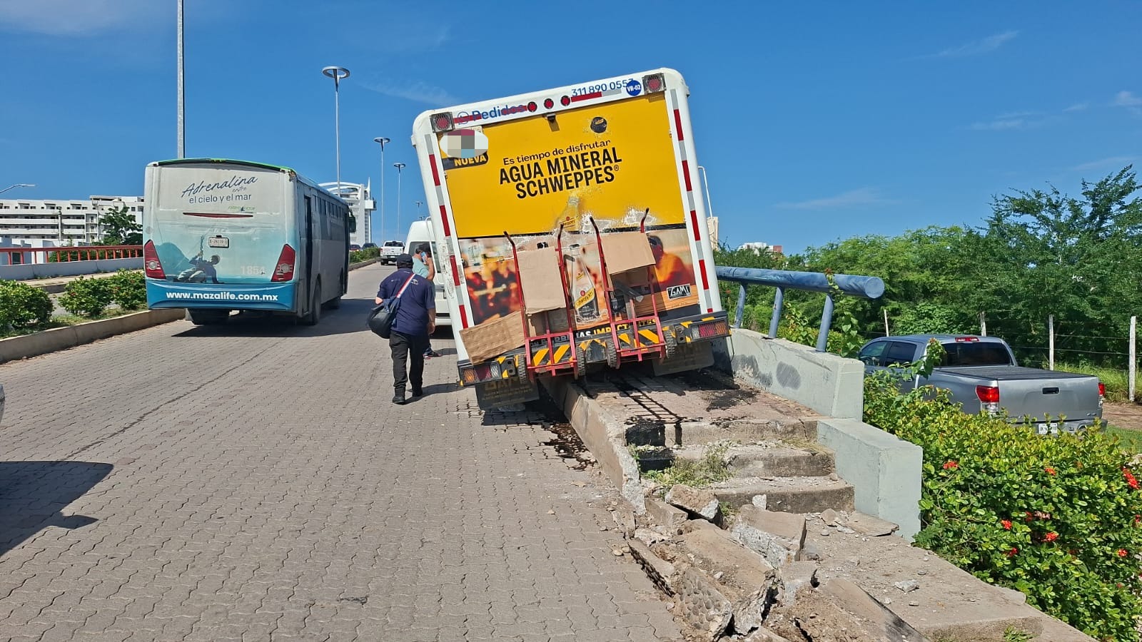 Choque en el puente de La Marina en Mazatlán