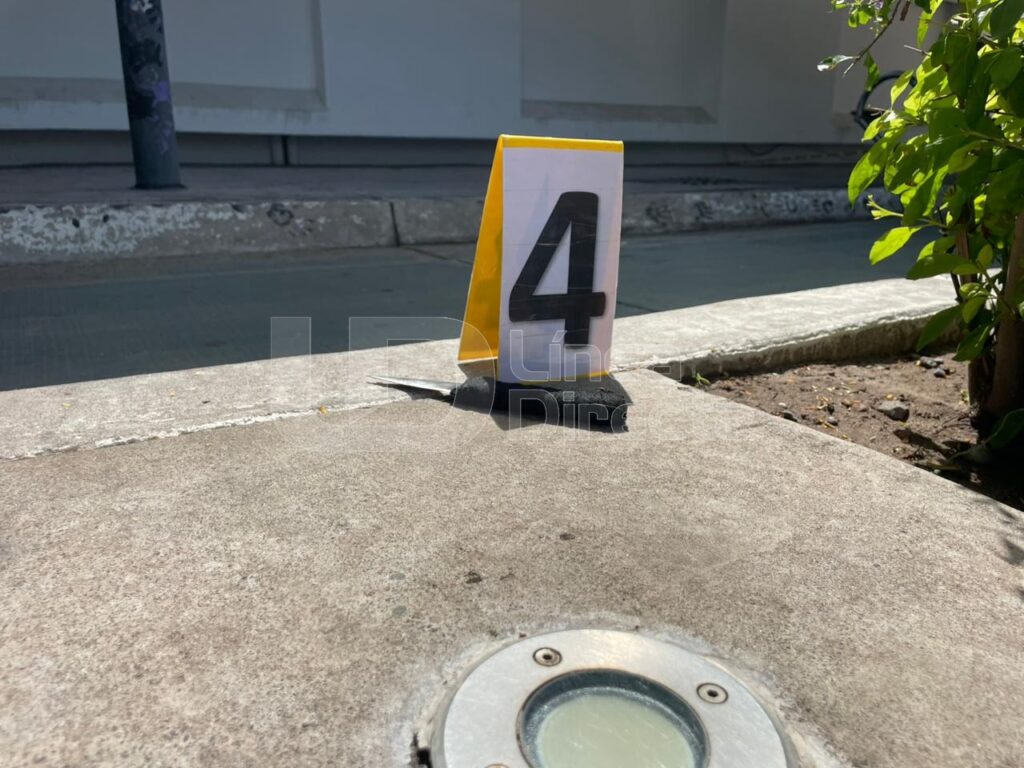 Este es el arma blanca que quedó en el lugar de los hechos