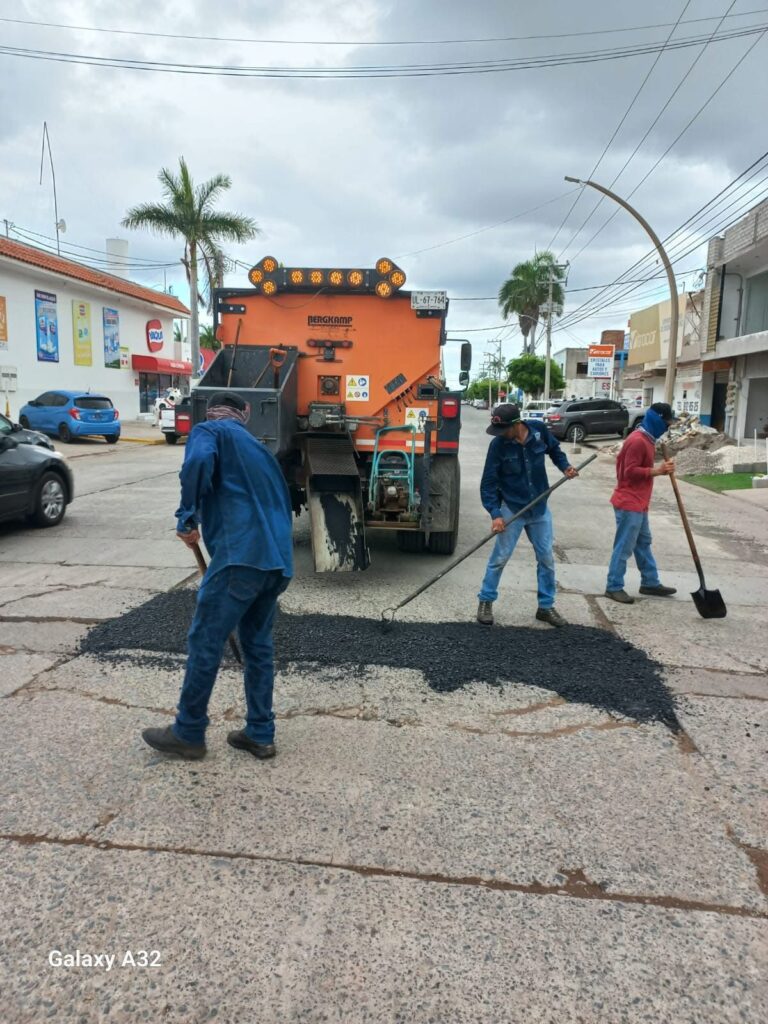 Trabajos de bacheo en el municipio de Ahome.