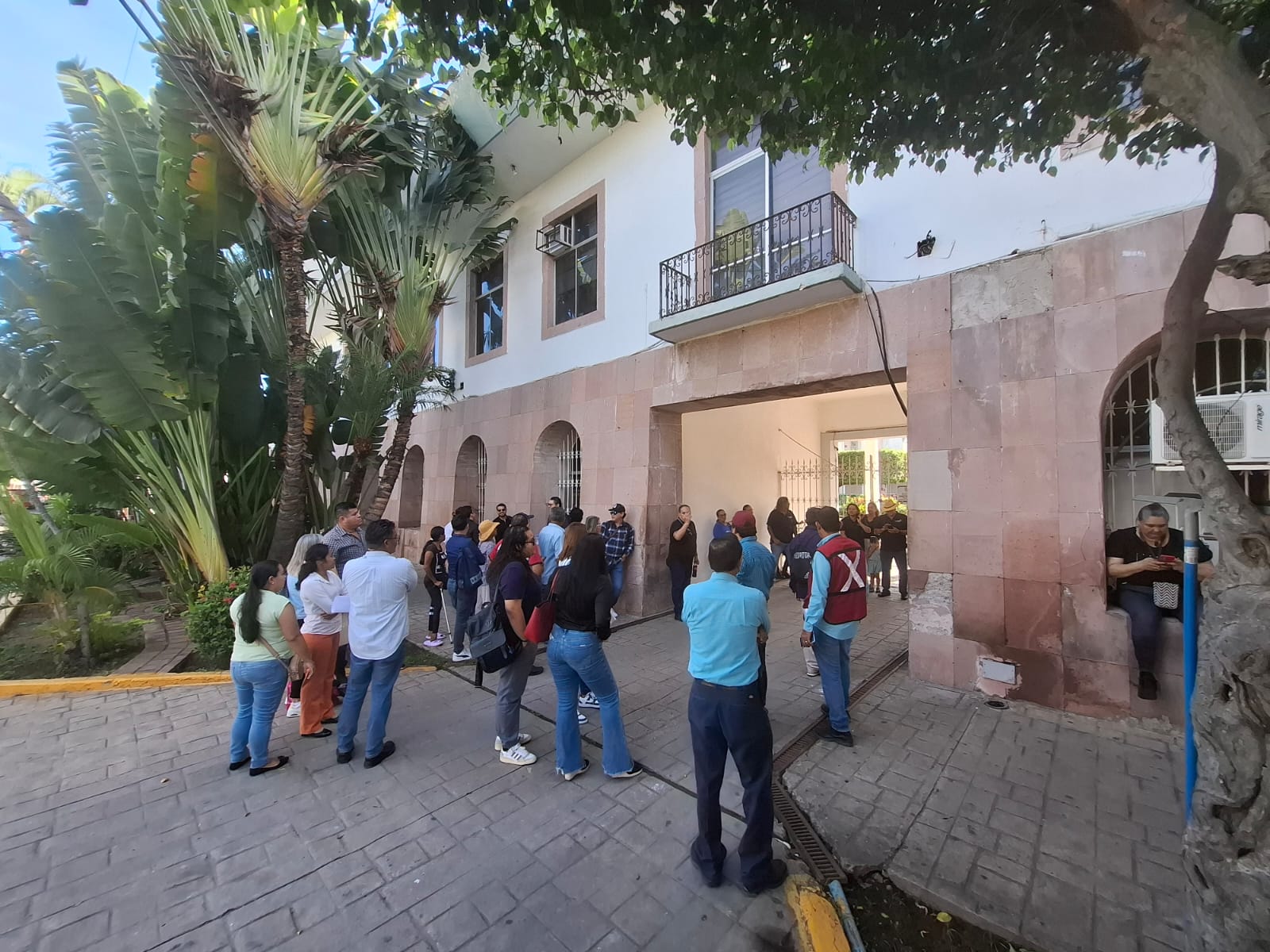 Bloquean ambas entradas de Palacio Municipal para exigir reunión con la alcaldesa