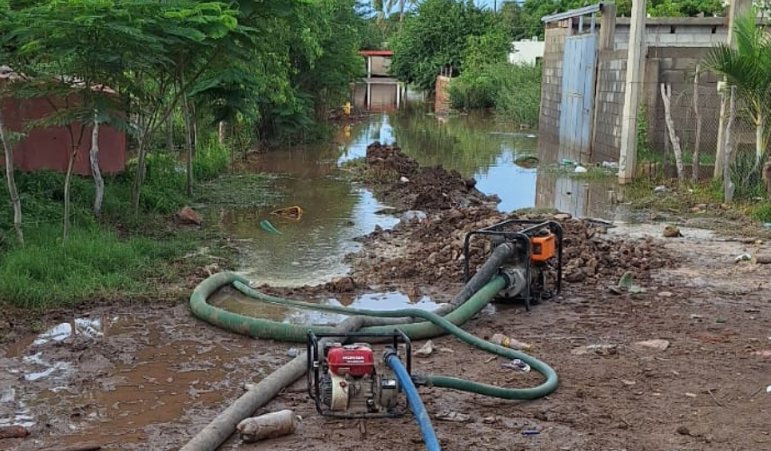 Colocan bomba charquera para sacar el agua acumulada por las lluvias en casas y comunidades de Higuera de Zaragoza 