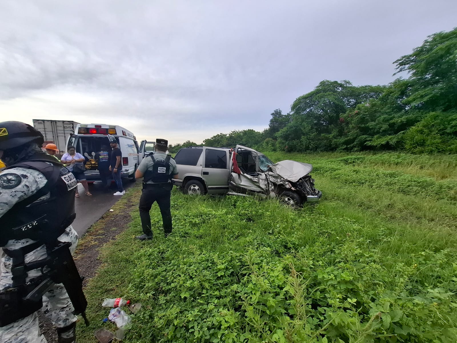 Choque entre un camión remolcador y una camioneta deja a una persona lesionada