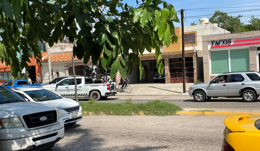 Una unidad de la Guardia Nacional chocó contra una motocicleta y camioneta tipo vagoneta
