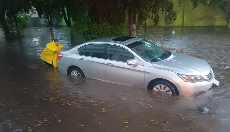 Coche inundado tras las intensas lluvias de Culiacán