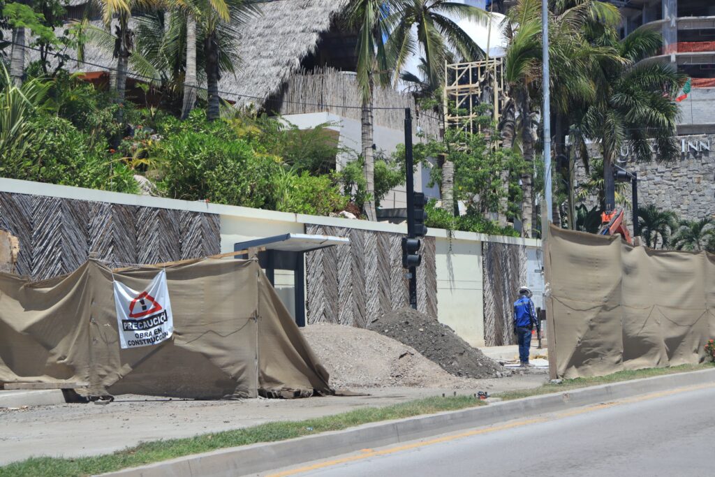 Colector pluvial en construcción por la avenida Camarón Sábalo en la Zona Dorada de Mazatlán.