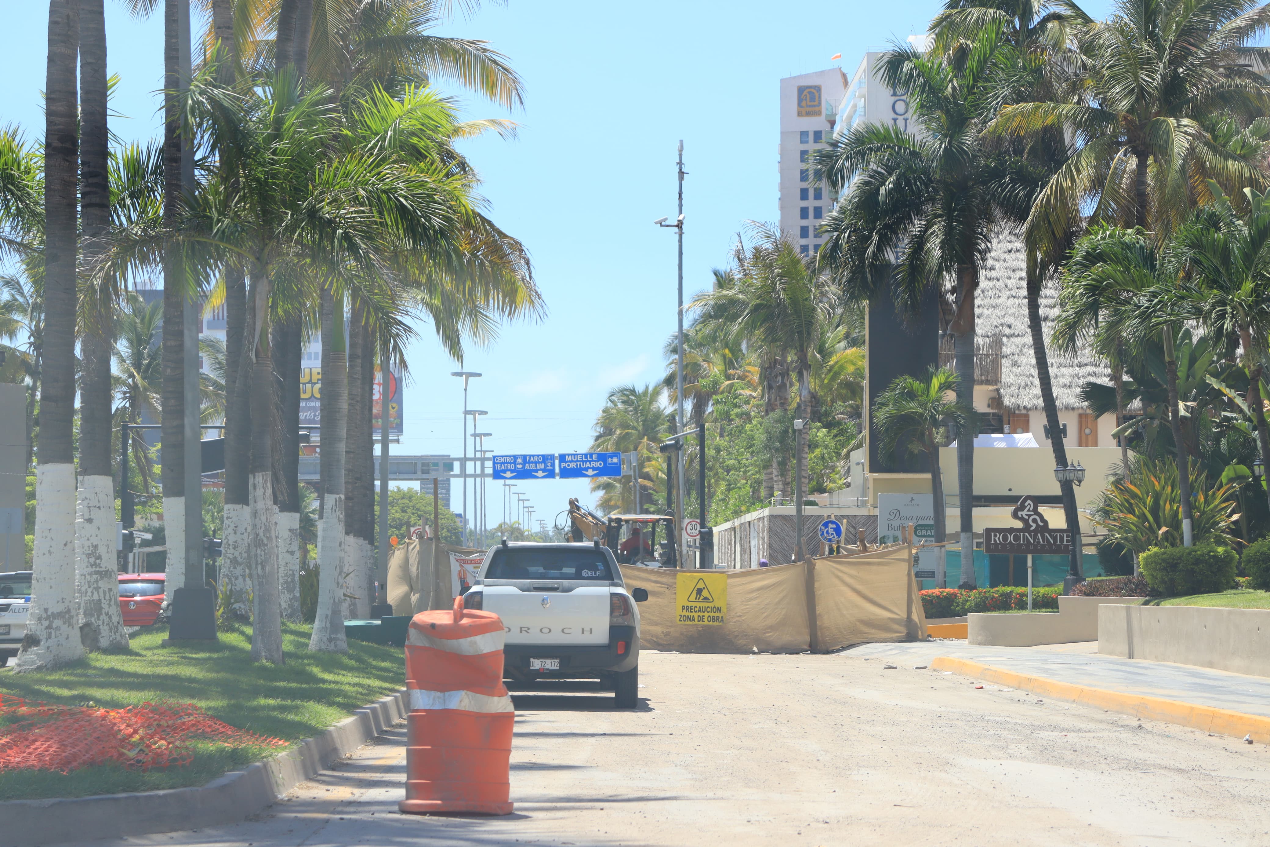 Colector pluvial en construcción por la avenida Camarón Sábalo en la Zona Dorada de Mazatlán.