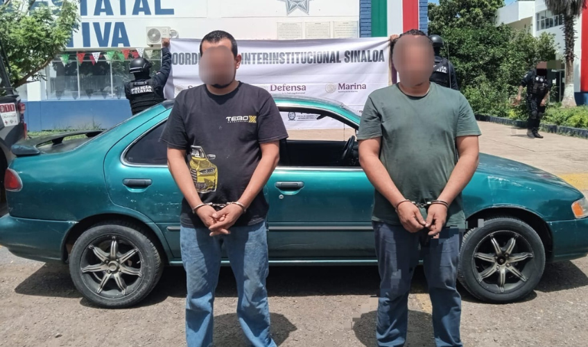 Autoridades detienen a dos hombres en un vehículo con reporte de robo