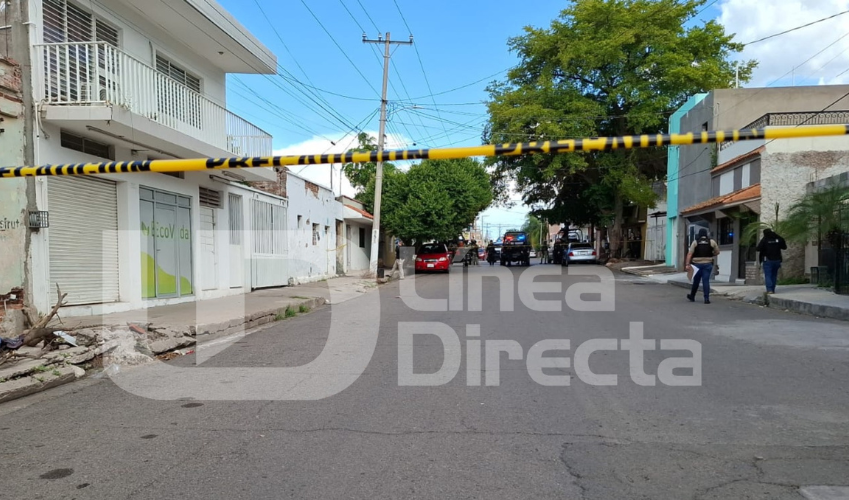 Policías y agentes de la FGE Sinaloa acordona el domicilio donde se registró un doble homicidio