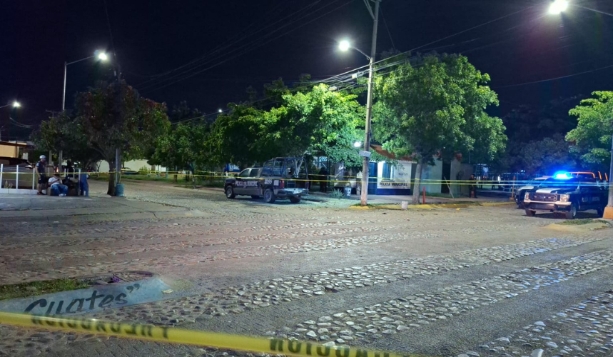 Arrojan explosivo contra patrulla municipal