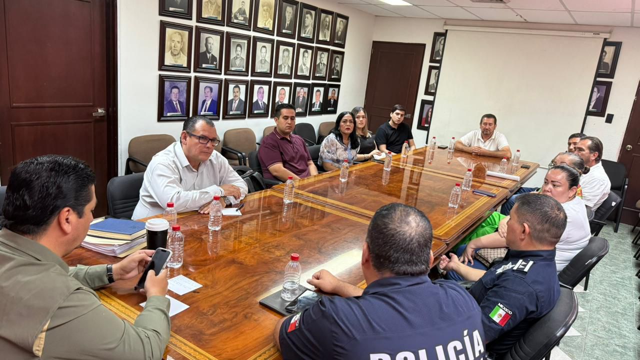 Autoridades llevaron a cabo una reunión con los concesionarios de grúas.