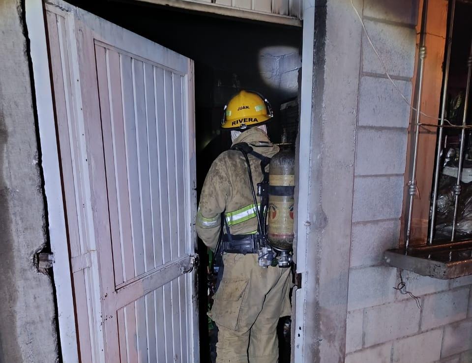 bombero en abarrote incendiado