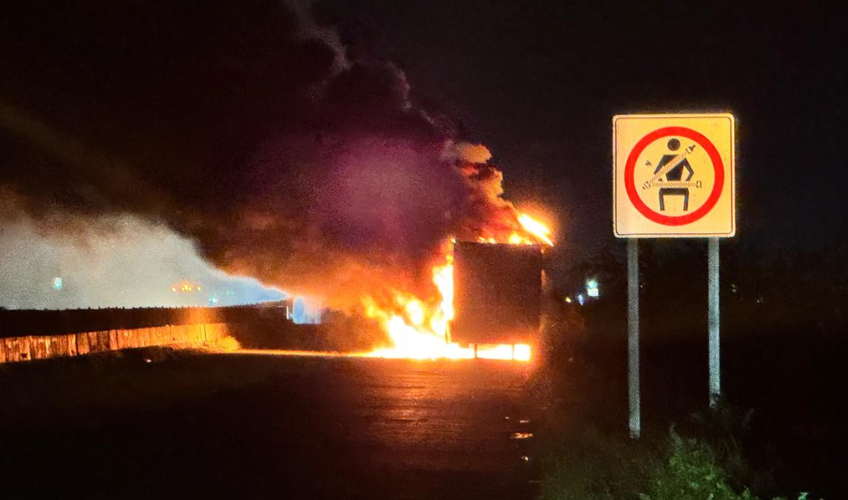 La caja de un trailer se incendia en la carretera