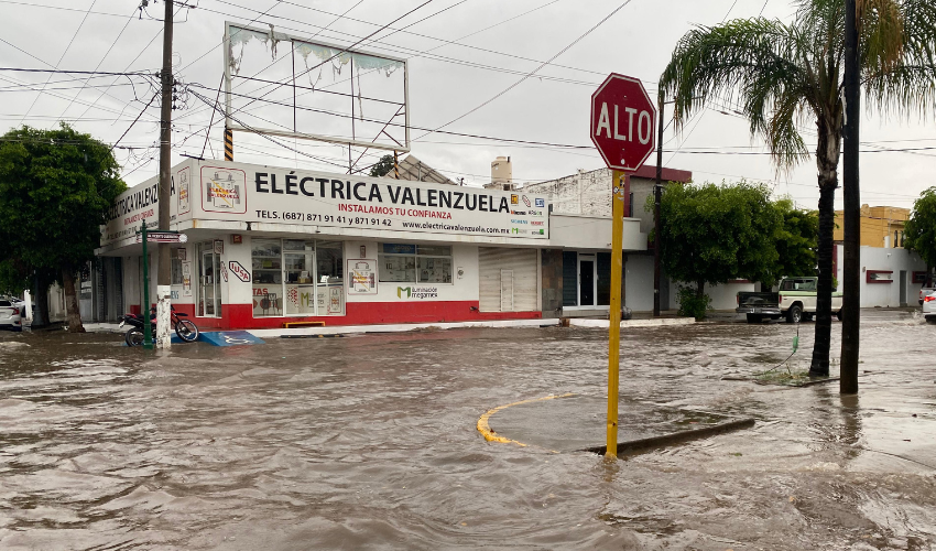 Calle de Guasave inundada tras las fuertes lluvias