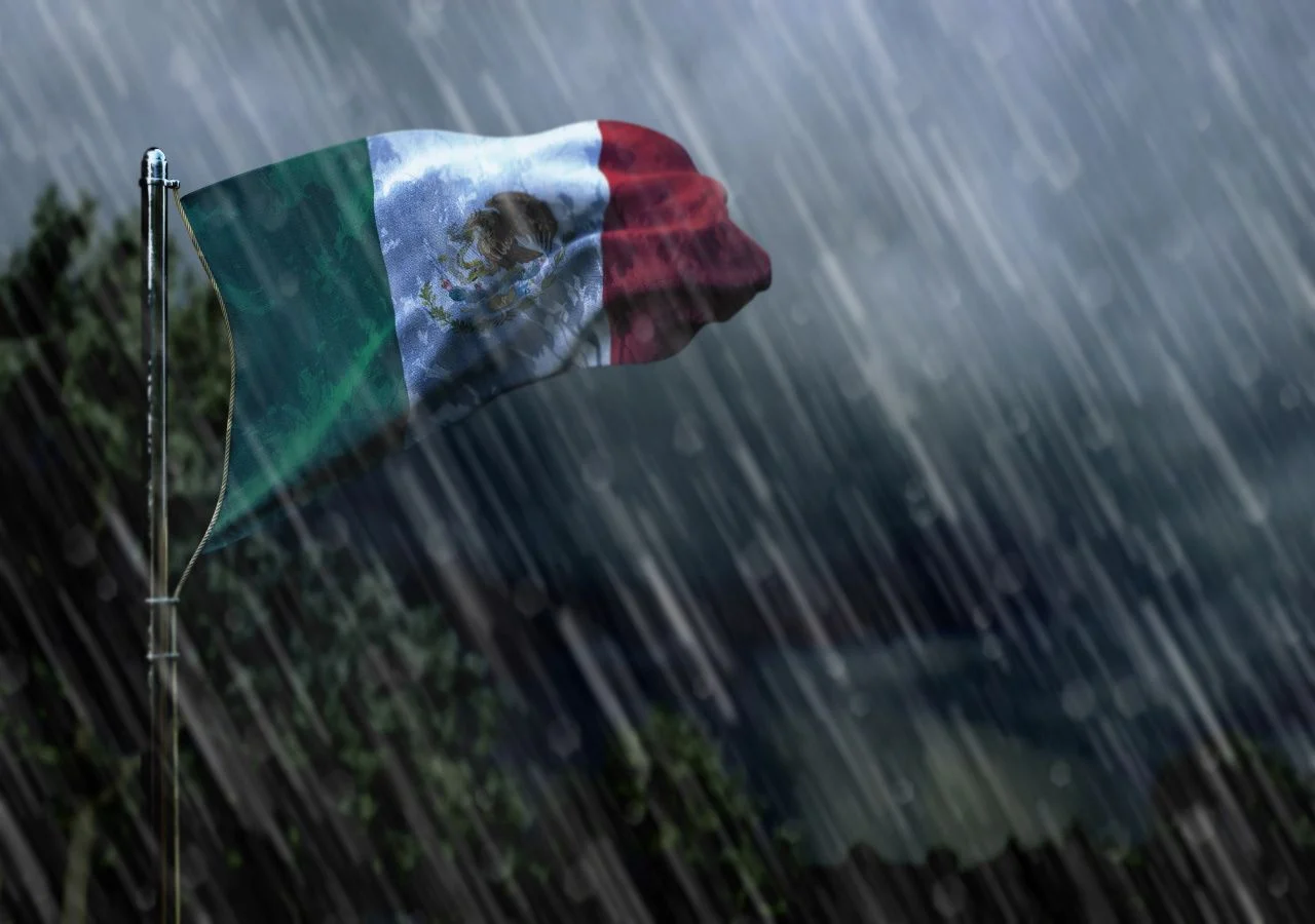 Bandera de Mpexico en día de lluvia