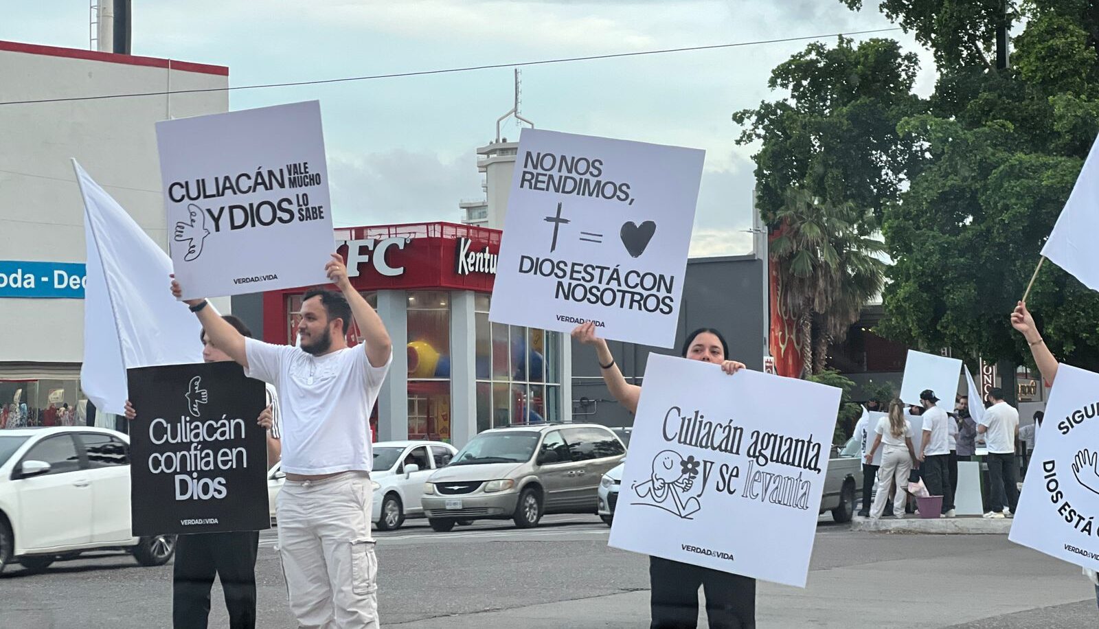Grupo de religiosos en calles de Culiacán