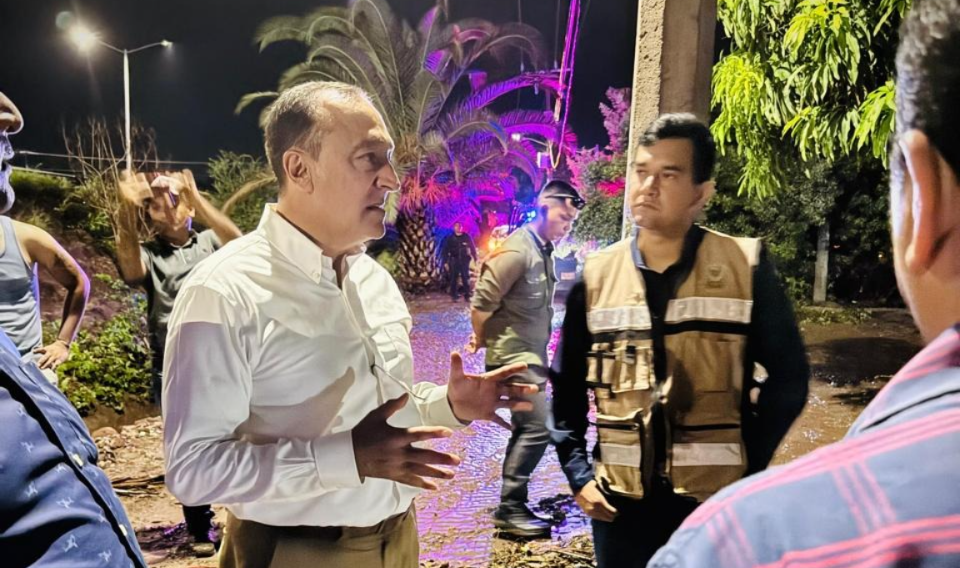 Alcalde de Ahome entrega apoyos