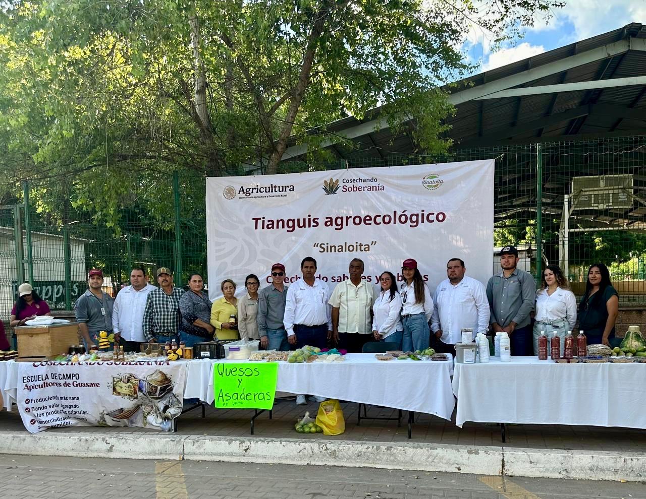 Productores regionales llevan a cabo un mercado orgánico.