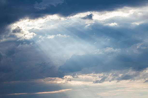 Cielo nublado con destellos por el sol