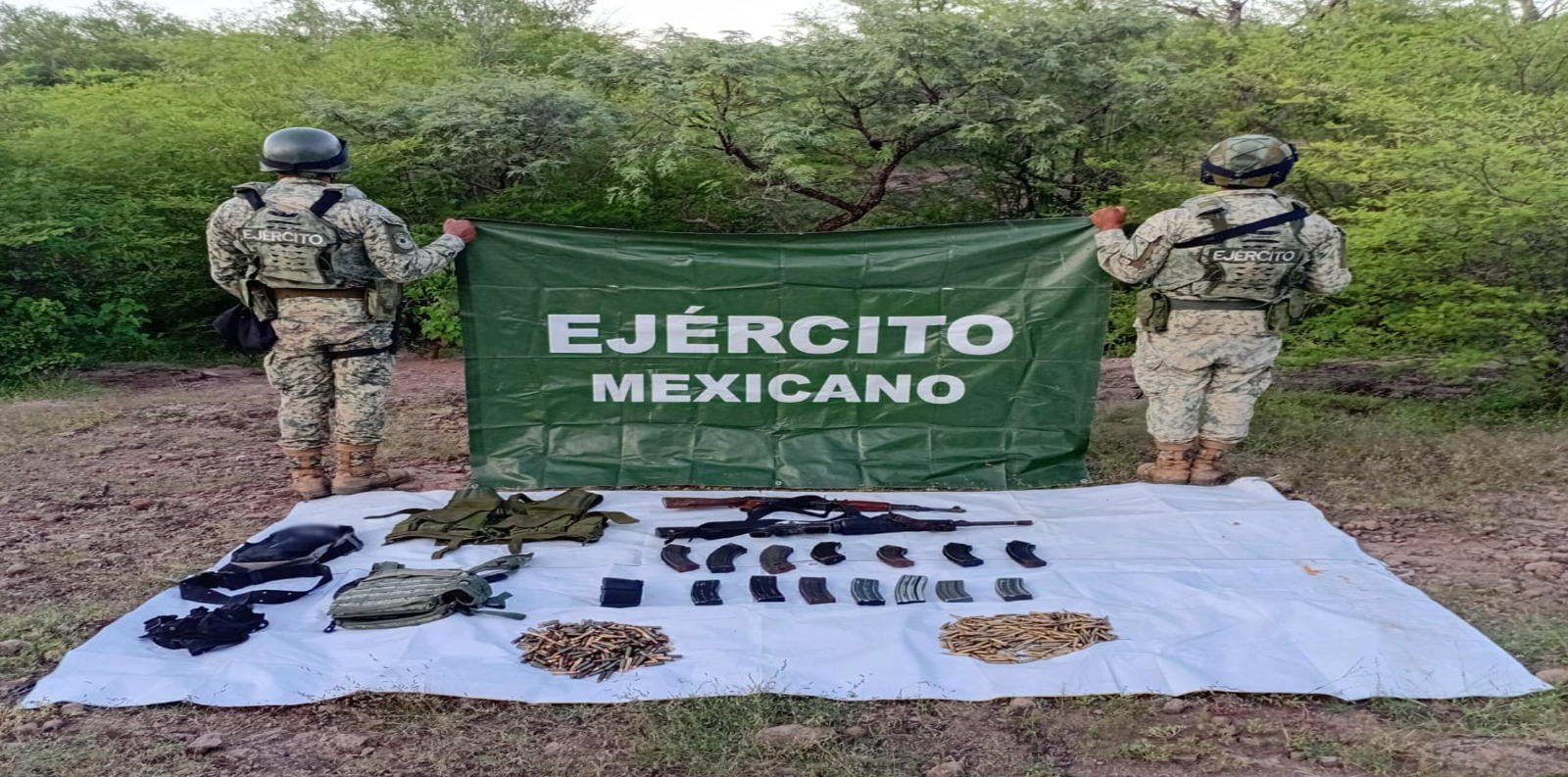Autoridades aseguran armas, equipo y miles de cartuchos en Badiraguato.