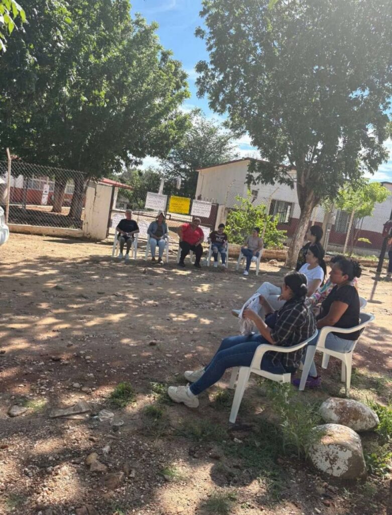 Padres de familia toman tres escuelas, para exigir más voltaje eléctrico.