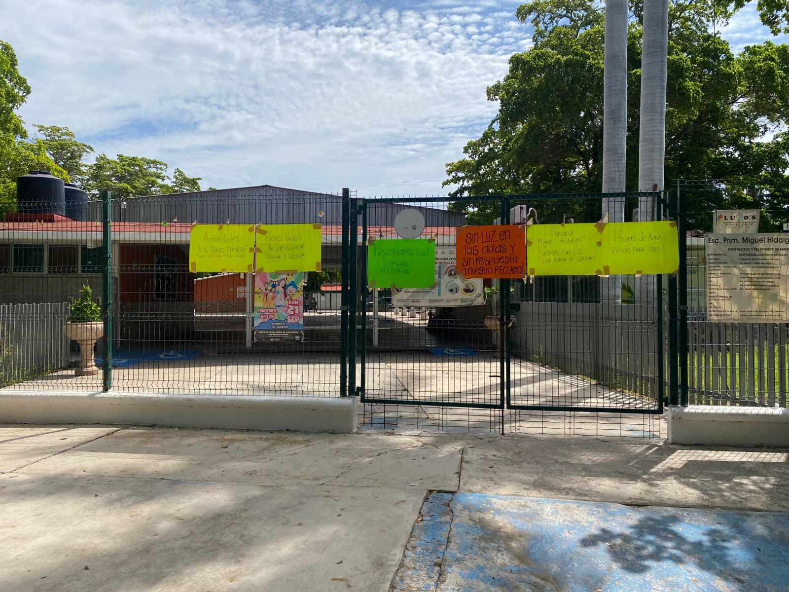 Cartelones pegados por padres de familia en la primaria Miguel Hidalgo en Los Mochis.