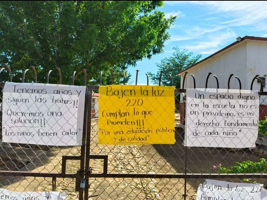 Padres de familia toman tres escuelas en El Fuerte