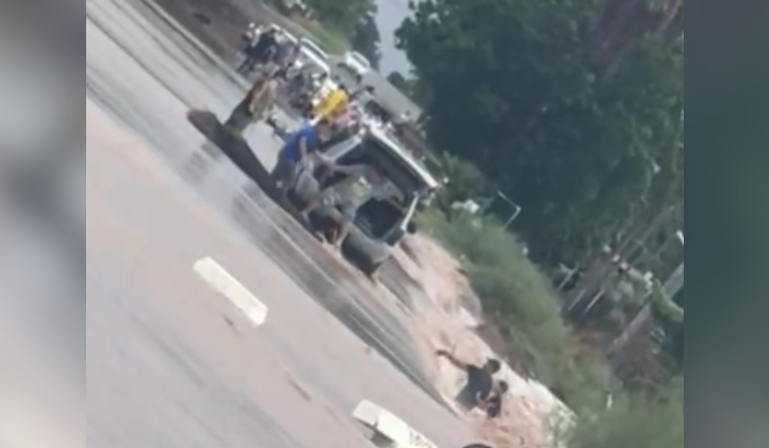 Jóvenes son rescatados tras ser arrastrados por una corriente