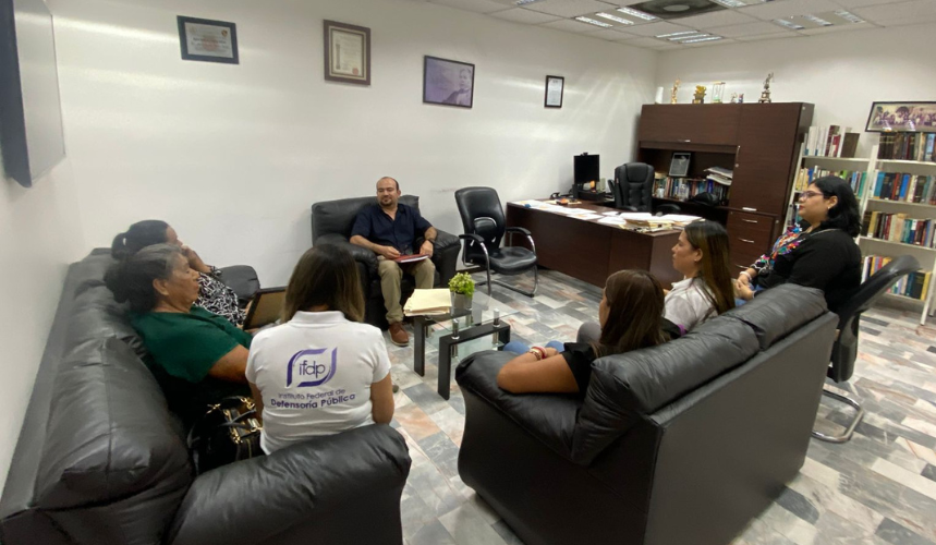 Reunión entre el vicefiscal Jesús Arnoldo Serrano y feministas