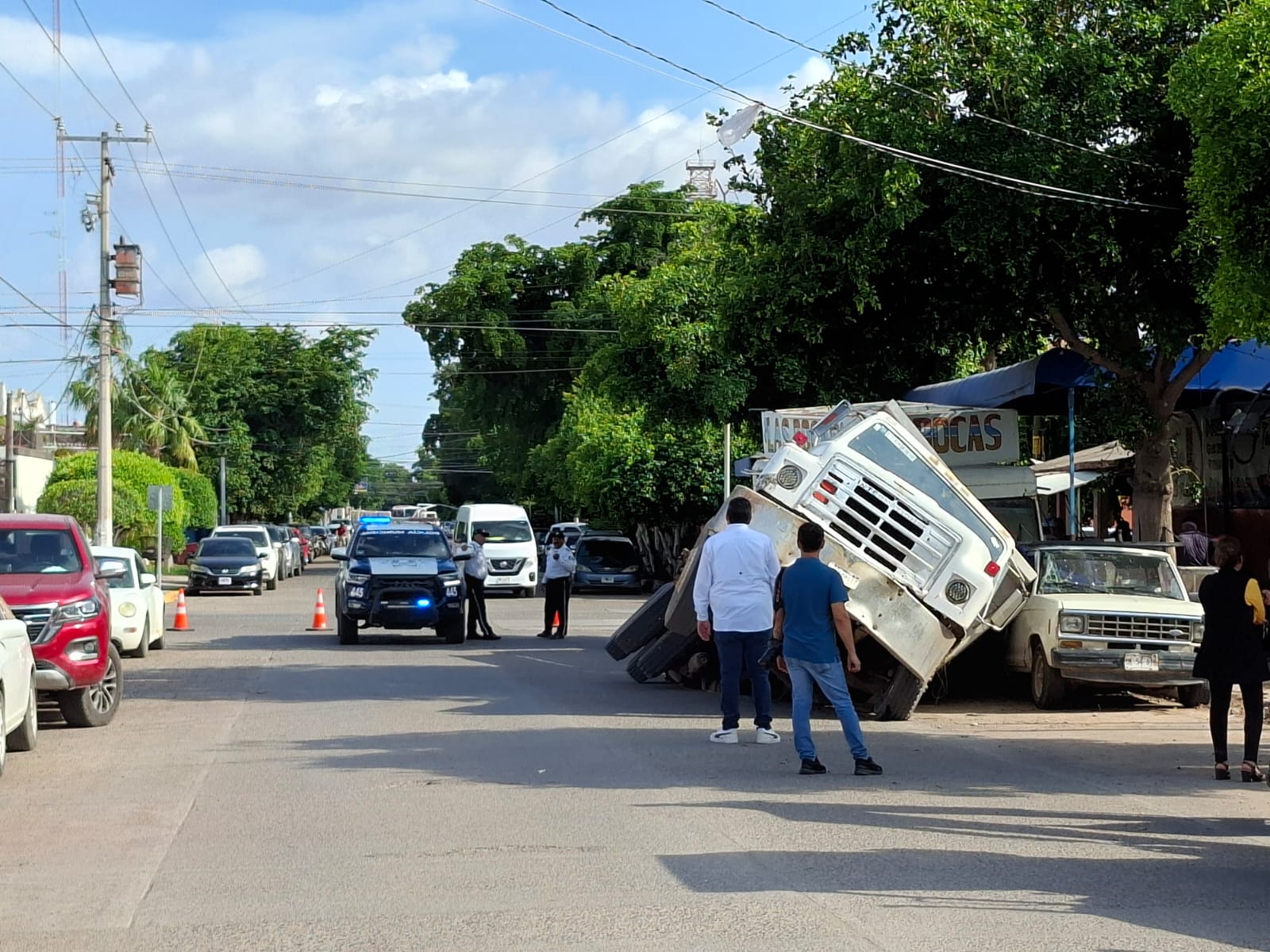 Indemnizan a afectados por socavón en Guasave