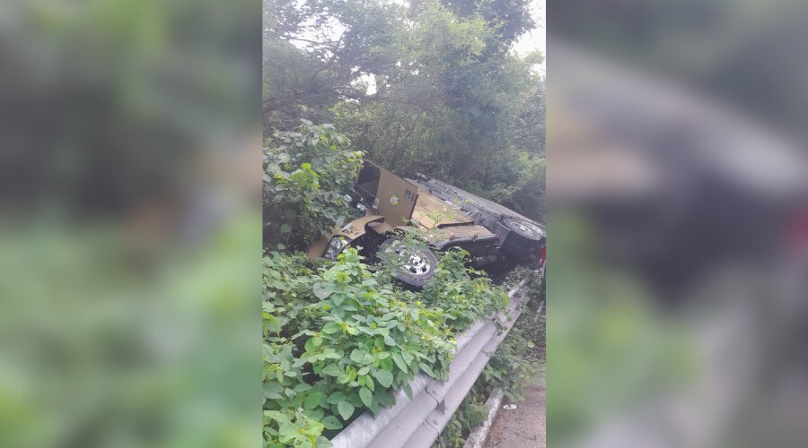 Tráiler volcado en la autopista Mazatlán-Durango