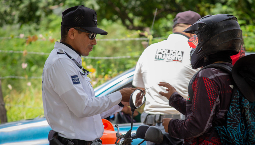 Policía de tránsito aplica multa a motociclista