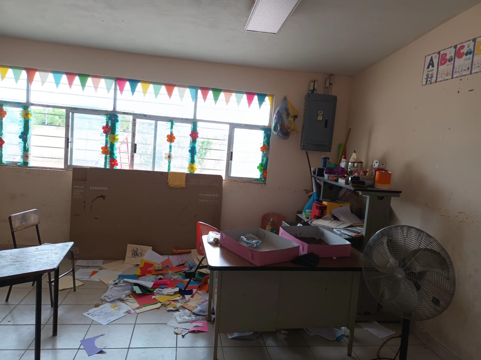 Escuela vandalizada.