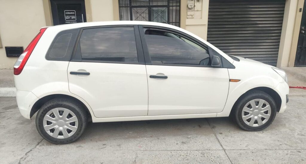 Vehículo Ford blanco