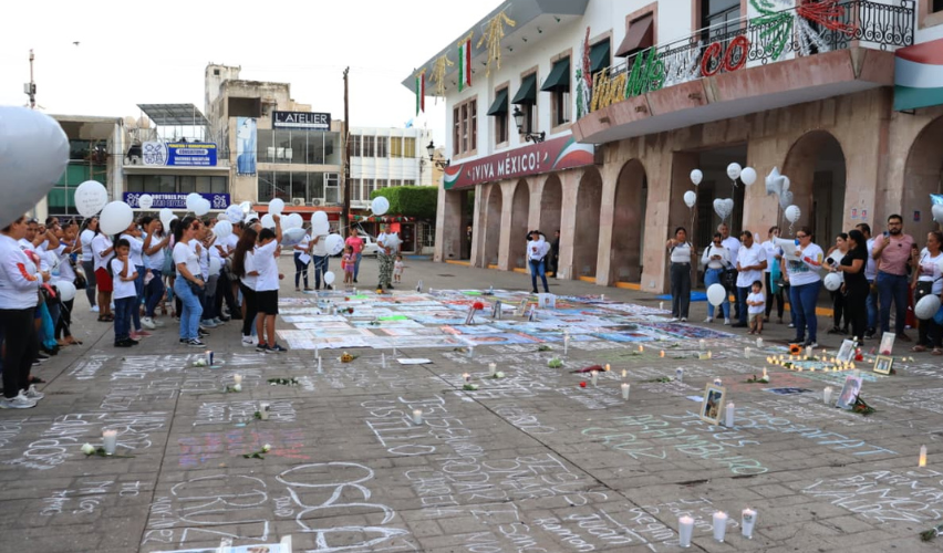 Encendido de veladoras en la explanada de la Plazuela República