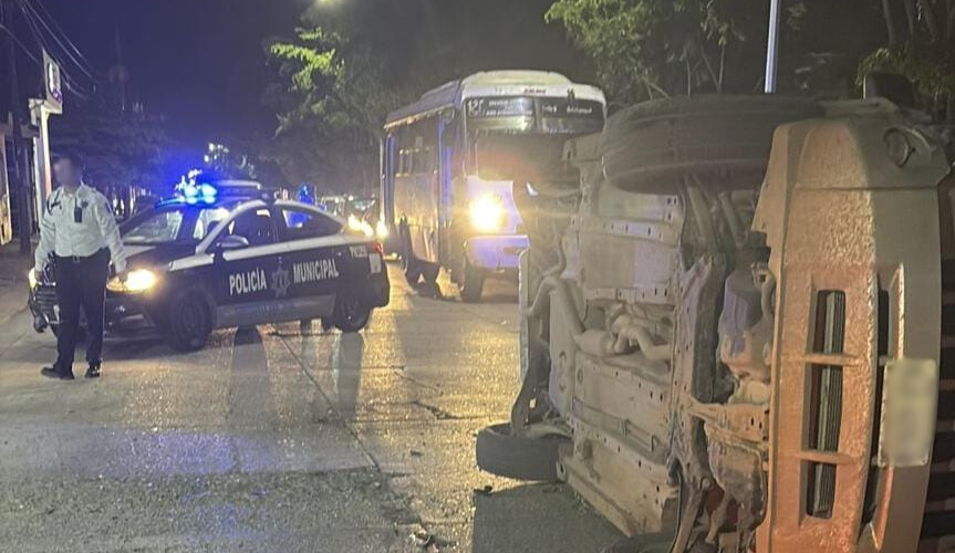 Una camioneta termina volcada tras perder el control en calles del sur de Los Mochis