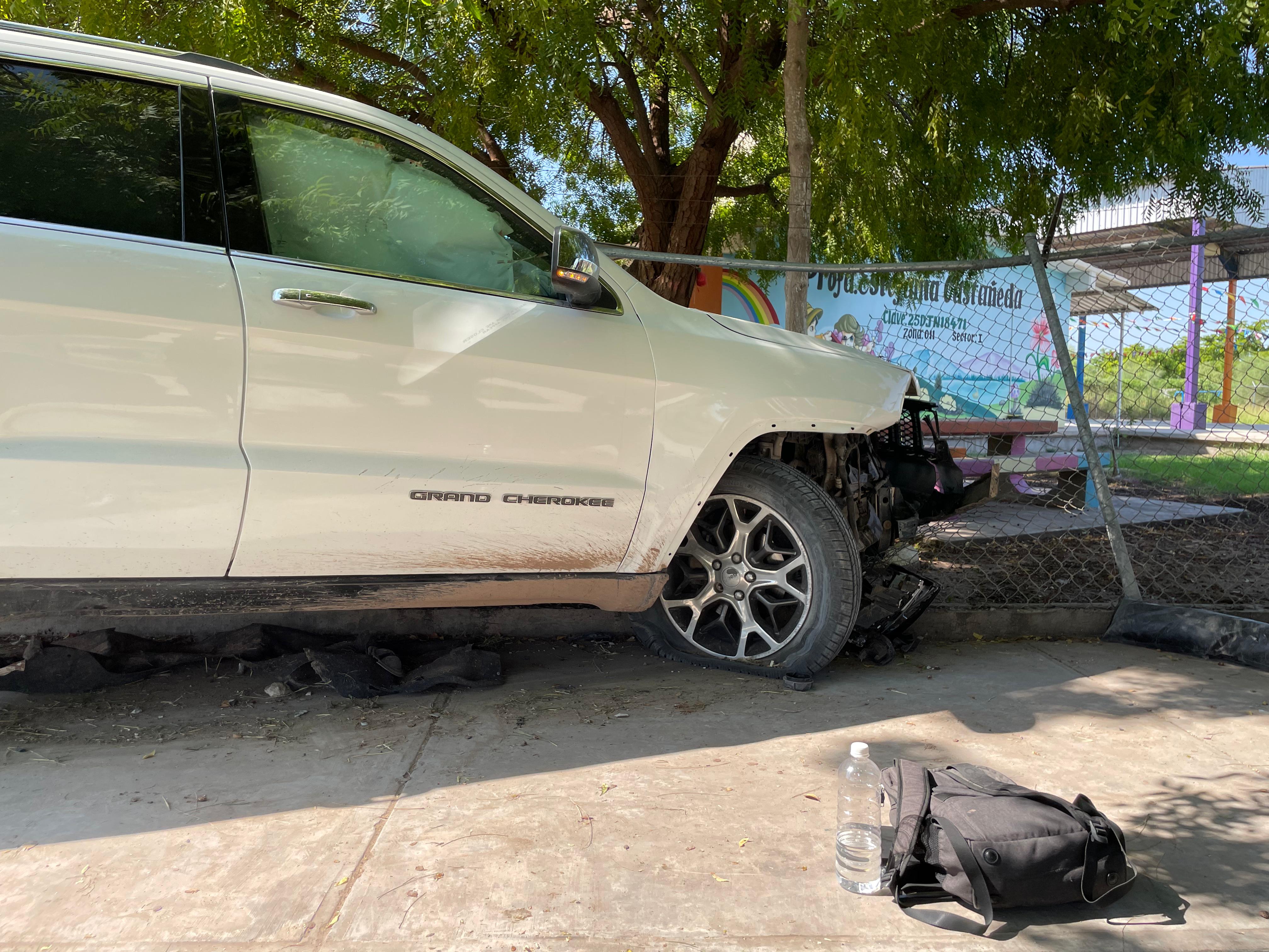 Conductor choca contra tres vehículos y un kínder