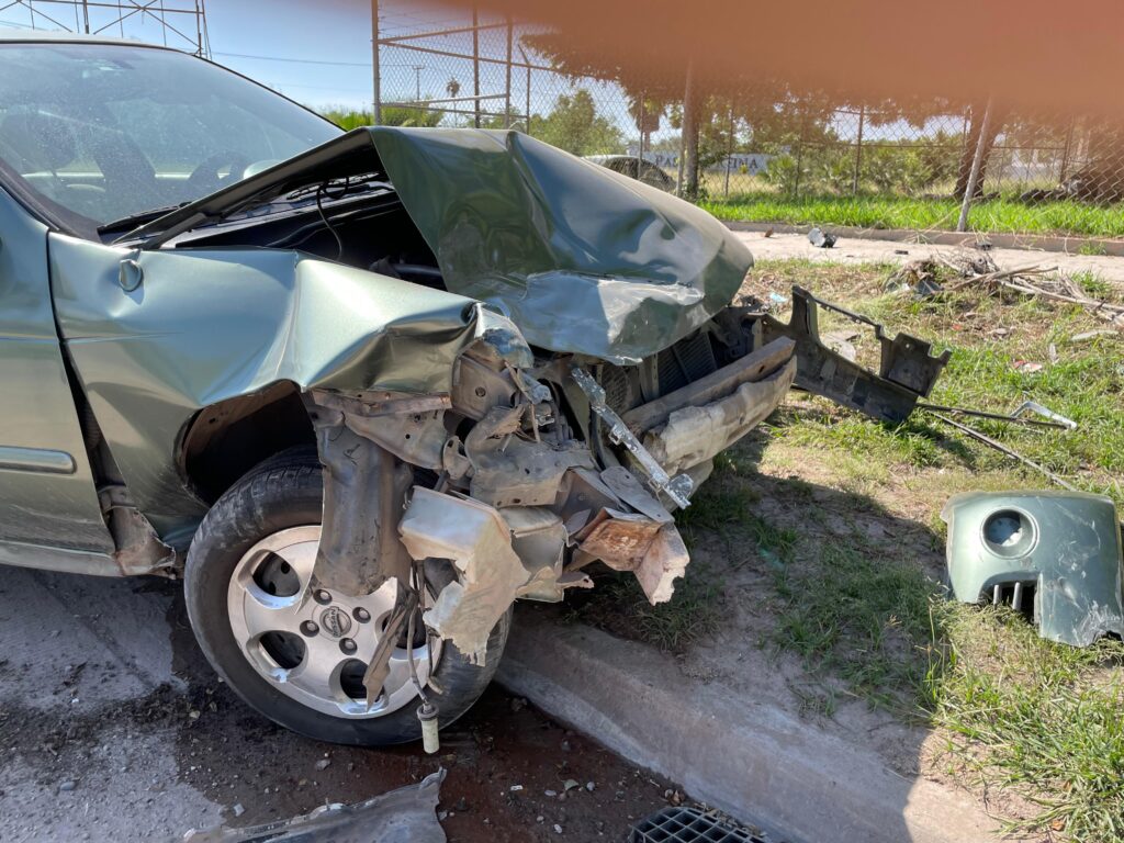 Conductor choca contra tres vehículos y un kínder 