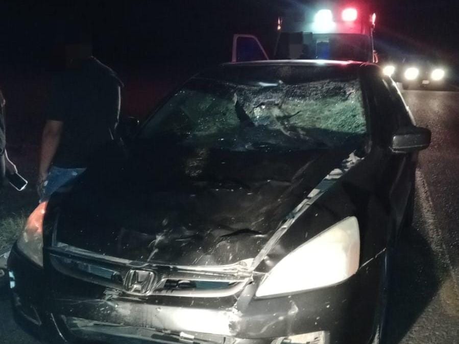 Vehículo con daños materiales tras el accidente.