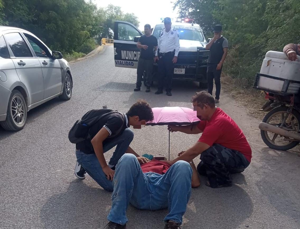 Personas auxiliando a uno de los lesionados.
