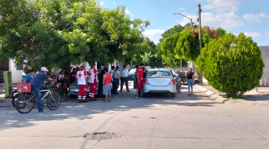 Accidente entre automóvil y motocicleta