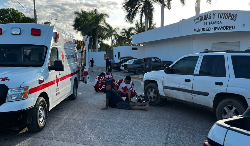 Paramédicos de la Cruz Roja aplican primeros auxilios a padre e hija tras sufrir accidente