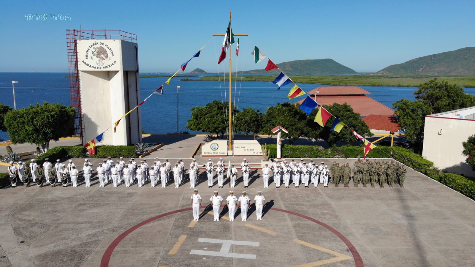 Acto de conmemoración de la creación de la Armada de México en las instalaciones de la Octava Zona Naval del puerto de Topolobampo.