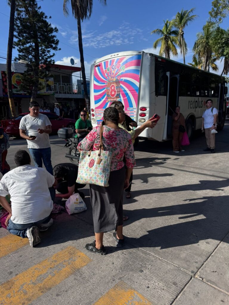 Personas ayudando a la adulta mayor tras su caída.