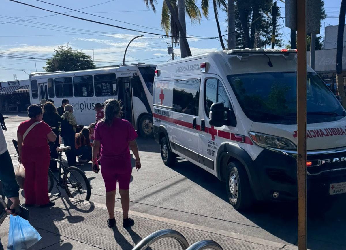 Personas auxiliando a la adulta mayor en el centro de Los Mochis.