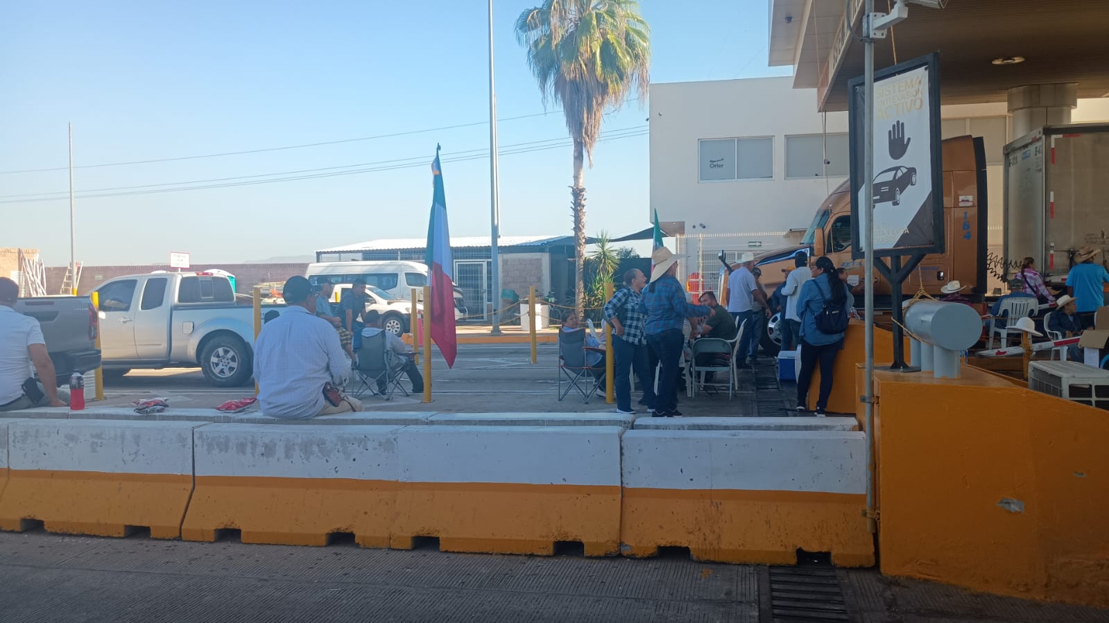 Agricultores cumplen más de 50 horas en plantón en caseta El Pisal