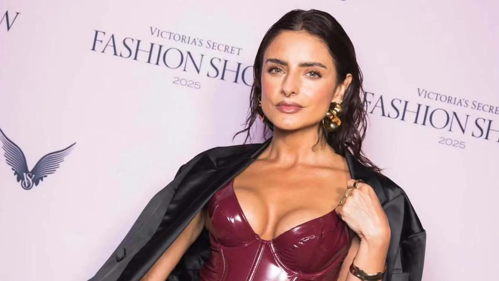 Aislinn Derbez, la mexicana que brilló en el Victoria’s Secret Fashion Show 2025