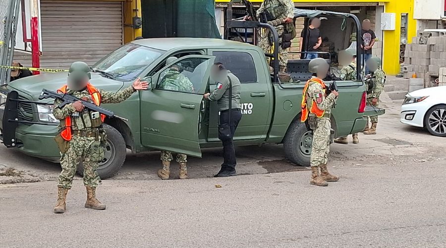 Al exterior de un local de venta de comida rápida qbandonan a un asesinado en Culiacán