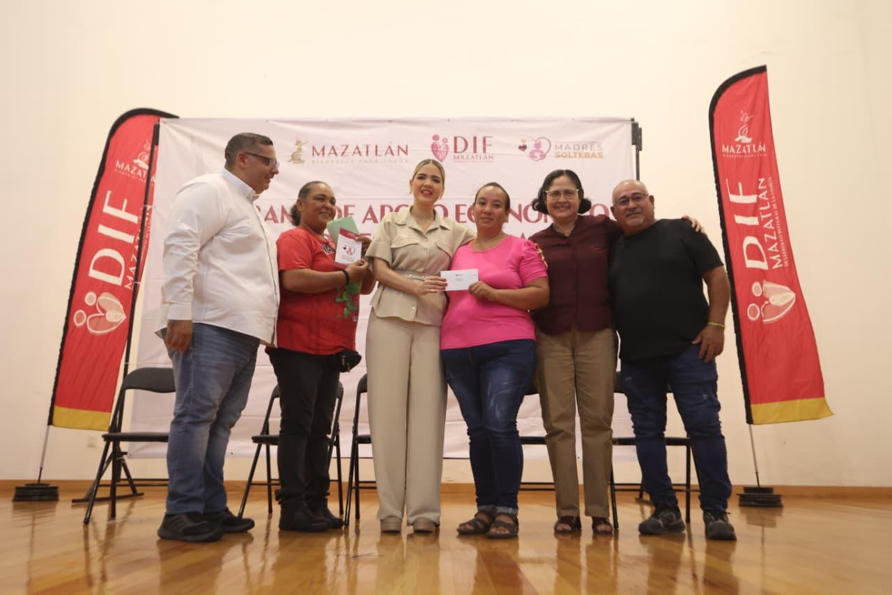 La alcaldesa Estrella Palacios Domínguez encabeza el pago de la ayuda a madres solteras