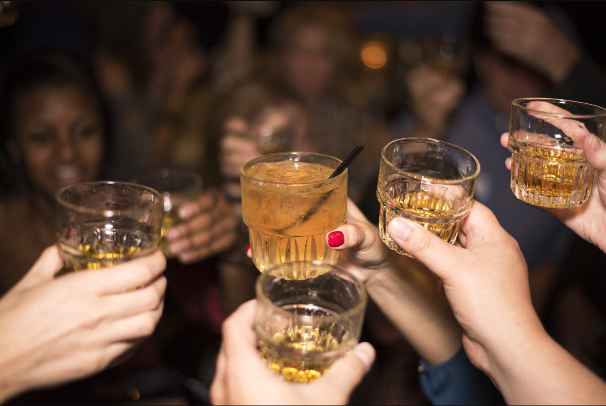 Fiesta con bebidas alcohólicas.
