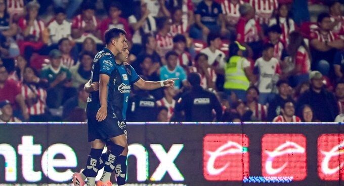 Ali Ávila y los Gallos Blancos de Querétaro le “truncan” el paso victorioso a Chivas